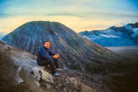 Jürgen at the crater rim