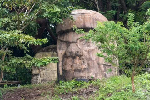 Kolossalköpfe der Olmeken am See Catemaco