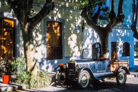 NFT 018: Fascinating automobiles in Uruguay