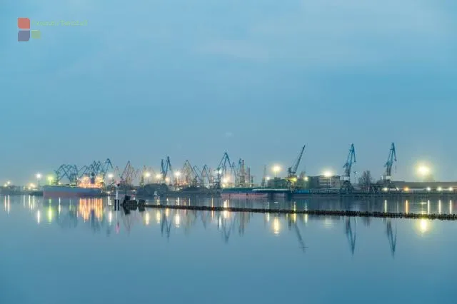 Blaue Stunde am Hafen von Riga