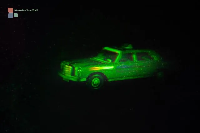 White light hologram of a model car