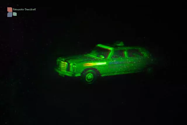 White light hologram of a model car