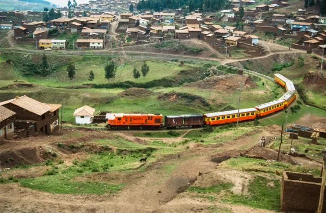 By train from Cusco to Aqua Calientes through the Urubambatal