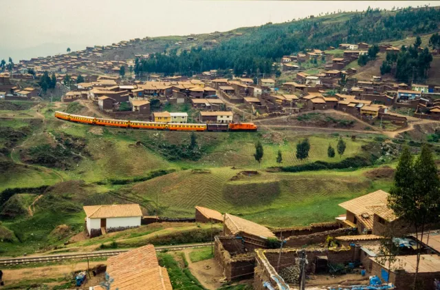 By train from Cusco to Aqua Calientes through the Urubambatal