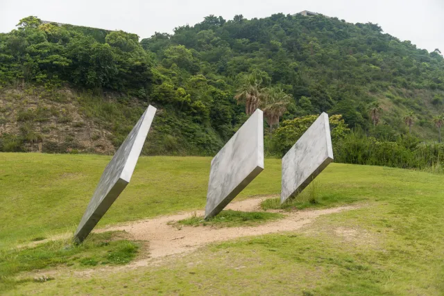 Bewegte Kunst mit Meerblick im Park rund um das Benesse House