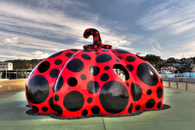 Roter Kürbis von Yayoi Kusama im Fährhafen Miyanoura