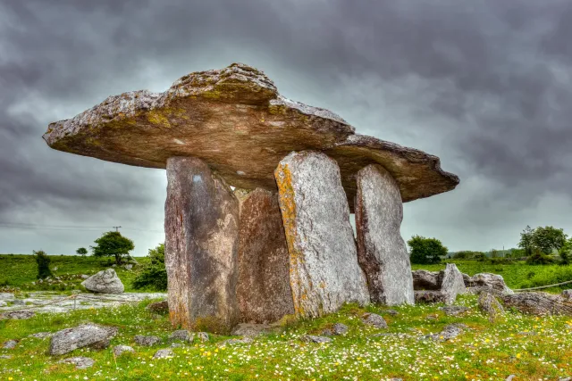 Der Poulnabrone Dolmen im County Clare, Irland