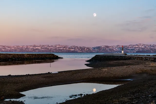 Der Vollmond in Annijoki über dem Varangerfjord, der zur Barentssee führt.