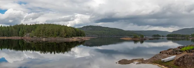 Wälder, Schären und ein Boot am Skagerrak