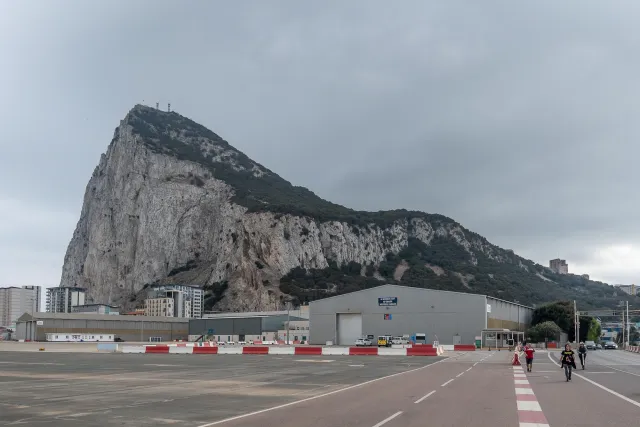 Einreise nach Gibraltar über die Start- und Landebahn des Flughafens