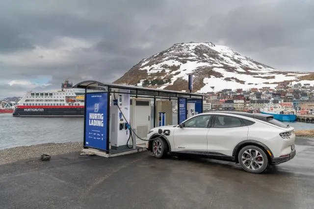 Hurtig Laden in Honningsvåg, letzte Schnelladestation vorm Nordkap in Norwegen