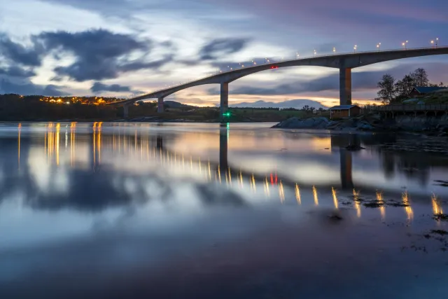 Die Brücke über den Saltstraumen zur Blauen Stunde