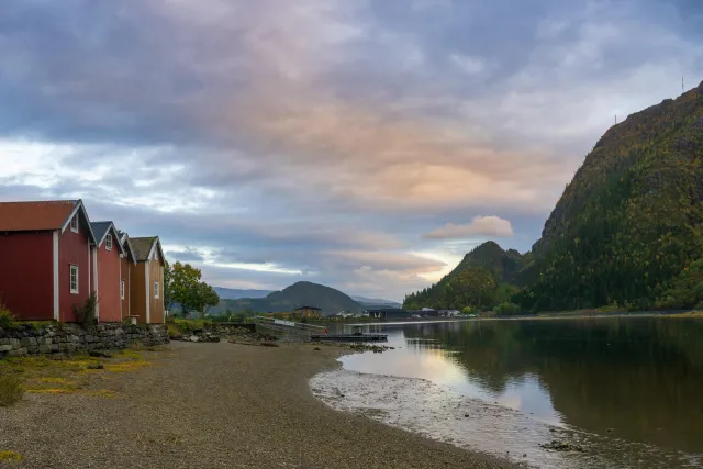 A yellow house in Mosjøen by the Vefsn river