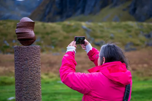 Karin films the “head”