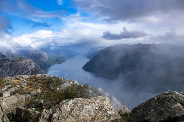 Blick vom Preikestolen über den Lysefjord