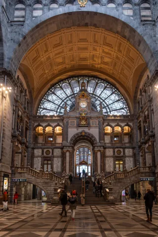 Die Eingangshalle des Antwerpener Bahnhofs