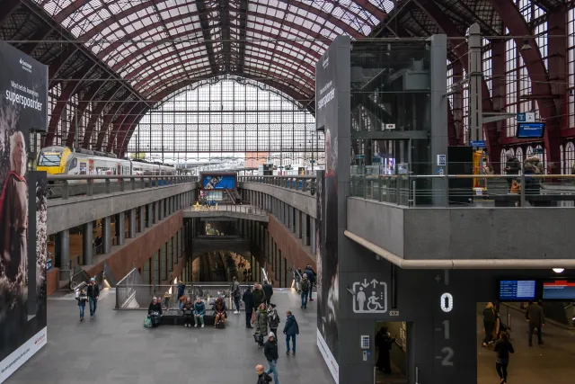 Die Bahnsteige auf drei Etagen