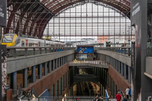 Die Bahnsteige auf drei Etagen