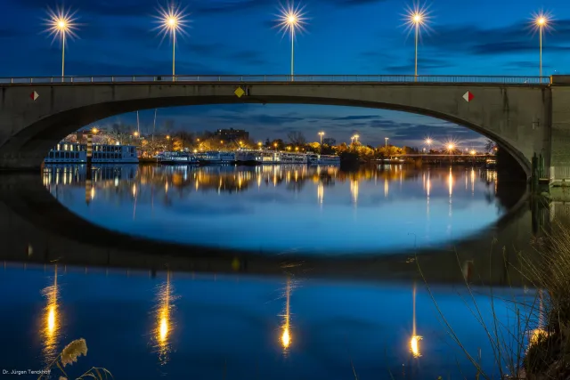 The bridge over the Rhône to Avignon