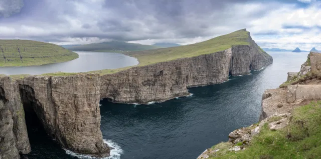 Der See Leitisvatn, der sich über einen Wasserfall in den Nordatlantik ergießt