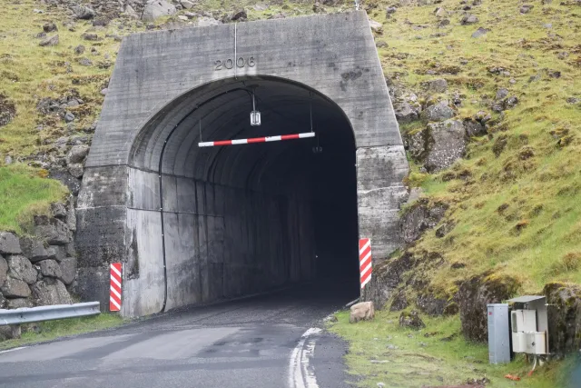 Der enge Tunnel zum Mulafossur Wasserfall auf Vágar