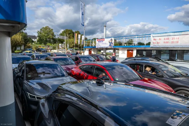 Bild 7: Fünfundzwanzig Mustangs setzen mit der Rheinfähre nach Ingelheim rüber.