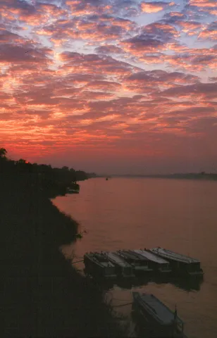 Die Küste von Koh Phi Phi beim Sonnenuntergang